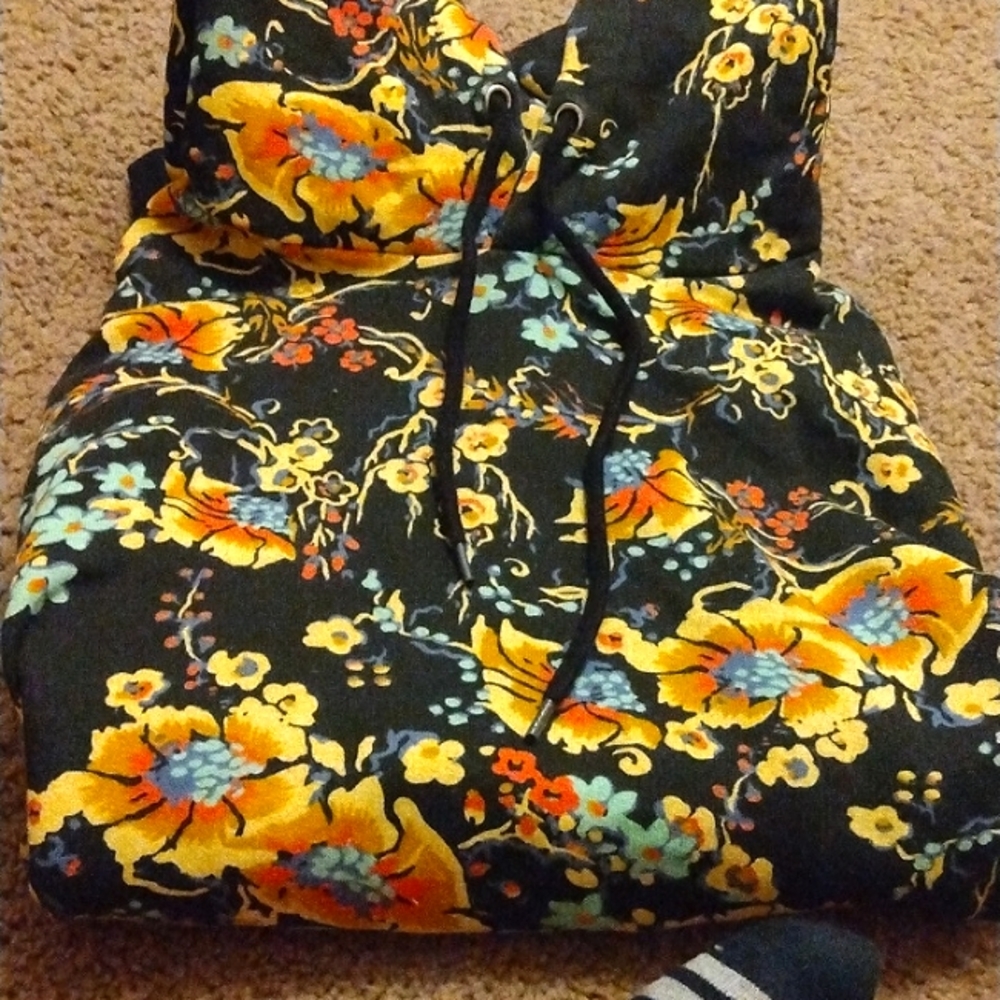 Woman's medium sized organic Obey worldwide hoodie.